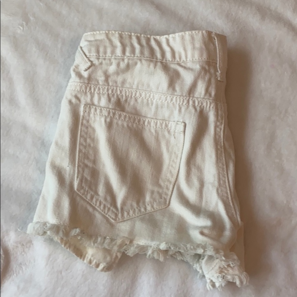 WHITE DENIM SHORTS WITH ROSES - Picture 2 of 5